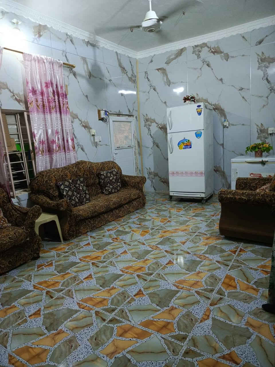مشتمل للبيع طابقين الطابق الاول كامل جاهز للسكن والطابق الثاني هيكل مصبوب يحتاج لبخ+ ابواب 
المساحة 125م
 الطابق الاول استقبال + صالة +مطبخ +غرفة نوم +صحيات  نفسه في الطابق الثاني 
العنوان : المحاويل/حي الاسرى/الافراز في المقدمة
طابو صرف سعر البيع ٦٢ وبي مجال لشراي 
للأتصال على الرقم : ***********

