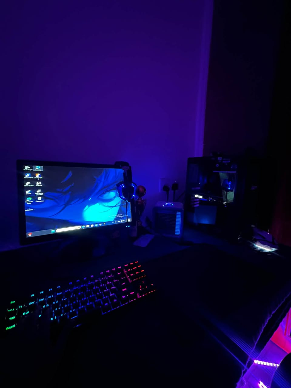 المواصفات 
رامات 32 3200 T-FORS
المعالج R5 3600
الكرت 1070TI 8GB MSI
البور سبلاي 750واط من شادو 
المساحه M.2  475 هارد 512 
المذر بورد Asrock B450
السعر 750 وبيها مجال 
***********
