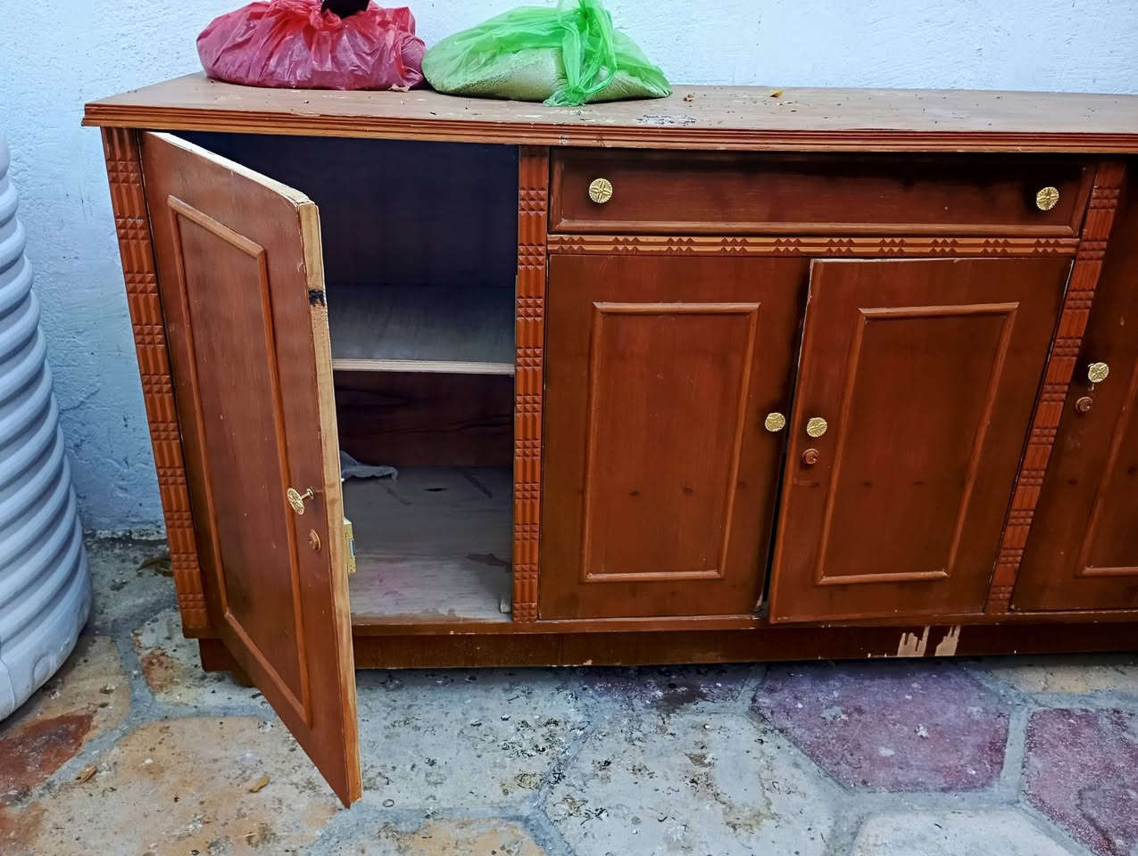 بوفية صاج نضيفة جدآ سعرهة 125الف دينار و بيهة مجال للتواصل *********** نواب الضباط
