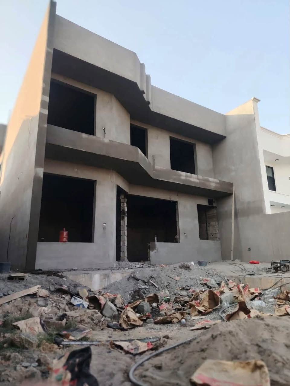يوجد كادر لبخ  شغل دجة اولى والشغل هوة يحكم 

لبخ جرارة + لبخ ناعم +تقطيع +تصفير مساطر 

***********

نص مكتوب في الصور:
- HONOR X9c 24mm f/4 1/619s ISO100 ٠٧:٣٦ ٢٦/٠٩/٢٠٢٤
- HONOR X9c 48mm f/4 1/172s ISO100 ١٦:٤٠ ٢٦/٠٩/٢٠٢٦
- HONOR X9c 24mm f/4 1/240s ISO100 ١٦:٤٠ ٢٦/٠٩/٢٠٢٦
- ***********