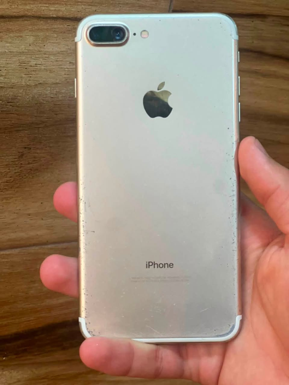 السلام عليكم.
Iphone 7 plus قطعة مُميزة 
الجهاز بعدة بحالة الوكالة شرط مداخل صيانة.
الذاكرة 128 .
البطارية 72 .
الجهاز كله شغال صوت اتصال شبكة اتصال و واي فأي سبيكرات لاقطة البصمة.
فقط بعض الكامرات الاساسية فيها اهتزاز معدا البورتريه والفيديو.
نضافة الجهاز حلوة.
صرف البطارية زين.
السعر مناسب خاص.
يرهم مراوس.
هــــ.  *********** 
متواجد خاص و واتس آب واتصال.
