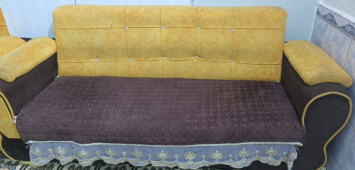للبيع 
طخم قنفات خمس قطع  2اكبار وحده وصط و2 صغير  مستعمل للبيع  بحاجه الى تصليح  شوف العين  سعره 125  واتساب فقط  *********** 
ذي قار سوق الشيوخ.
