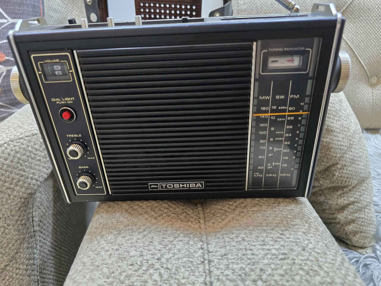 📻 للبيع: راديو توشيبا أنتيك أصلـي (Toshiba Sound 750) 📻
​تحفة أصلية وعريقة لهواة الأنتيك والقطع النادرة!
​لكل عشاق الزمن الجميل ومقتني القطع الأنتيك المميزة، نعرض لكم راديو Toshiba Sound 750 الياباني الفاخر بصلابته وتصميمه الكلاسيكي الأنيق.
​🌟 مميزات الجهاز:
​الماركة: Toshiba (توشيبا الأصلية).
​الموديل: Sound 750 / FM Transceiver System.
​الموجات: يدعم موجات (FM / SW / MW).
​المواصفات التقنية: مزود بتقنية IC FET لنقاء الصوت واستقبال قوي للإشارة.
​التحكم بالصوت: مفاتيح للتحكم المستقل بالباص (Bass) والتريبل (Treble)، مع إضاءة للمؤشر (Dial Light Push On).
​مؤشر الضبط (Tuning Indicator): شاشة قياس استقرار الإشارة بحالة ممتازة.
​التصميم: هيكل متين، أزرار معدنية وفخامة كلاسيكية تُزين أي مكتب أو صالة أنتيكات. مكاني سماوه. ***********

