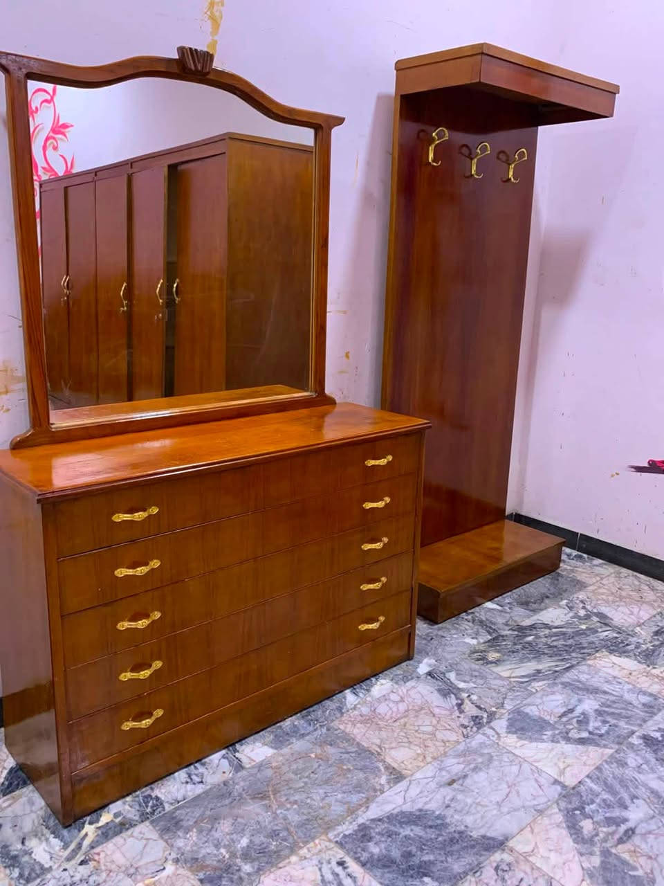 السلام عليكم من رخصت مدير محترم عندي غرفه خمسه بيبان صاج تزكام درجه اولى خشب ثقيل جدا ضهر جرجوبه الغرفه صاج درجه اولى السعر 400 وعندي كنتور ثلاث بيبان نضيف جدا السعر 125 وعندي بوفيه فراش ايضا نضيفه جدا السعر 75 المكان بغداد مكلفه بالنشر اتصلو عل رقم فقط ***********
