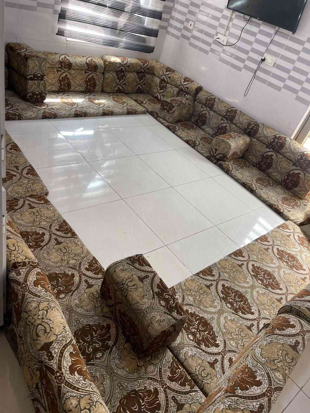 جلسه سعوديه الاصليه حبيبات مضغوطه وجهين نضيفه مابيه اي ضرر 14 متر سعره 175 المكان مجمع الاميرات لاتصال *********** النجف, العراق
