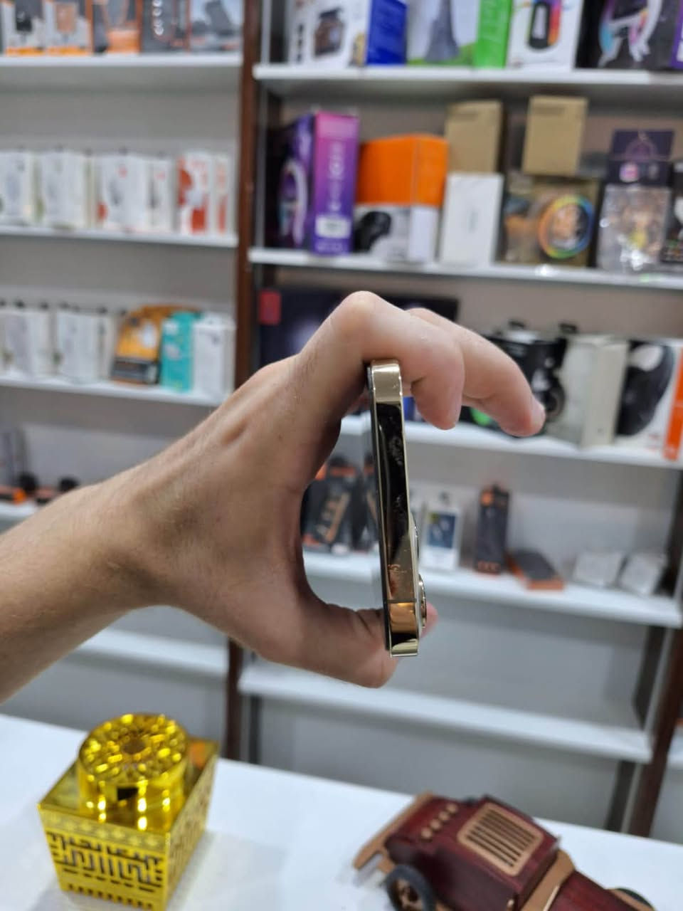 12 PRO MAX للبيع
نسخة الشرق الاوسط 
جهاز كلش مرتب مبدل بي فقط شاشه و كامره شرط الكامره اصليه من الشركه و كله شغال الجهاز 
البطاريه بلاديه خدمه 75 بس ما يصرف هواي 
دبل سيم كارت 
ذاكره 256 
السعر خاص مكاني الدوانم شارع المكاتب مقابيل عمارة الزيتونه و هلا بيكم 
للتواصل ***********
