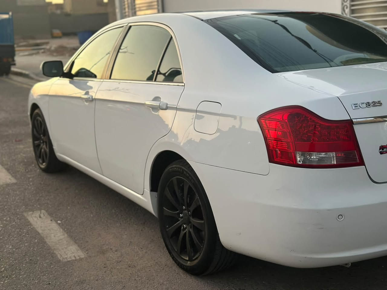 ام كراند C8 • محرك ٢٤٠٠ • رقم بغداد