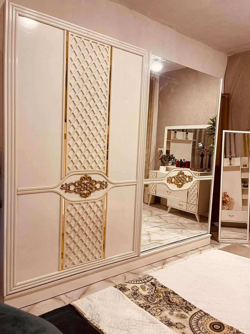 غرفه تركيه من مزاج اناره ومخزن بالسرير كنتوره 3 متر الاربع 9 قطع نظيفه كولش تصلح للعرسان ب950 وبيه مجال
*********** فقط واتساب
