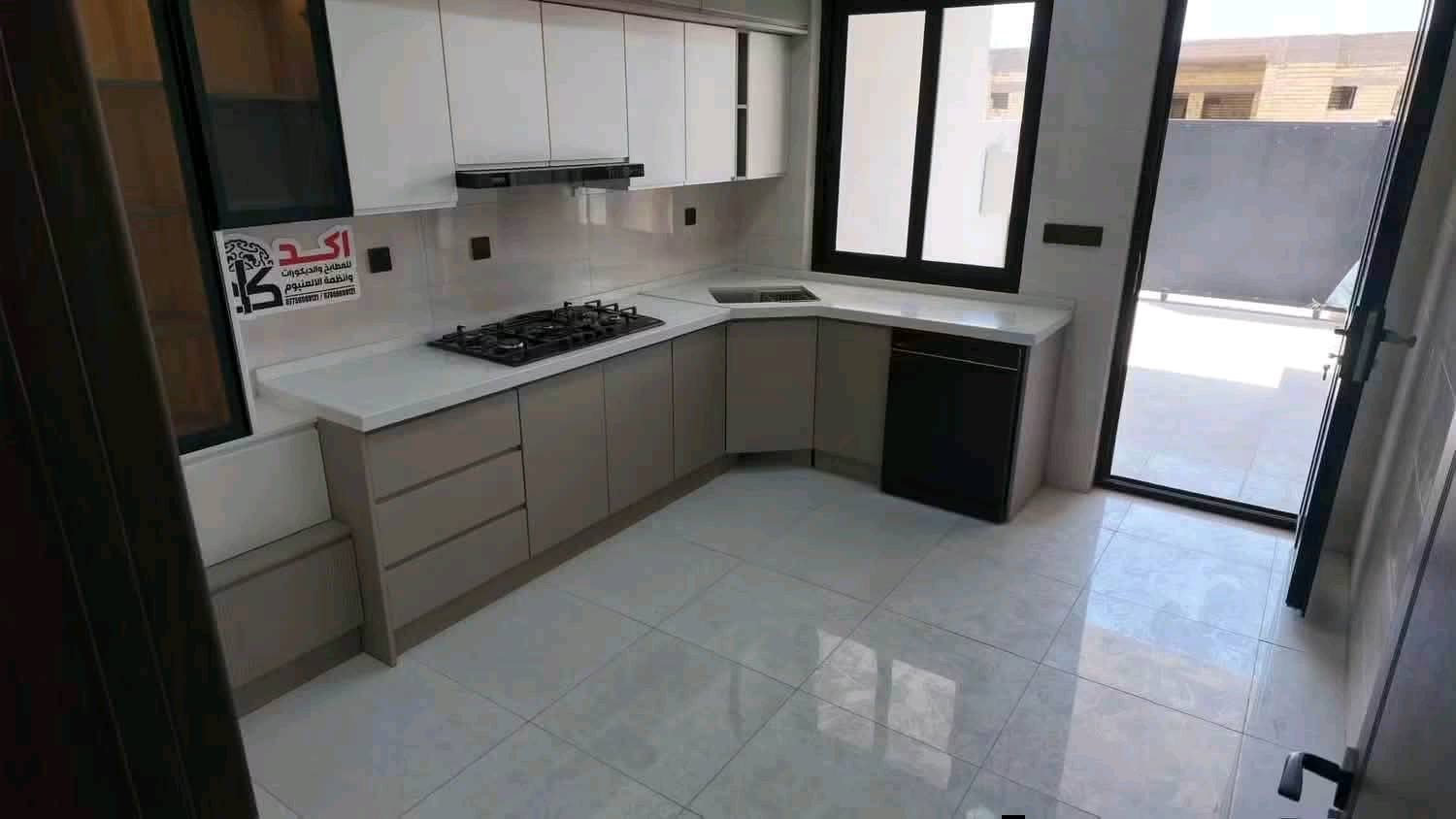 ✨فرصة مميزة للسكن أو الاستثمار في مجمع نيروز السكني✨ 

📍 دار للبيع في مجمع نيروز السكني
🔹 المساحة: 160م² 
💰 السعر الكلي: 153 مليون دينار
✅ الواصل: 48 مليون دينار 
🗒️تفاصيل الدار : يحتوي الدار على طابقين غرفة في الطابق الأرضي و غرفة في الطابق الأول و حمام و صالة و استقبال و مطبخ و كراج و حديقة داخل المنزل.   

🚩موقع المجمع : شارع نجف كربلاء عمود 110  مجاور علوة النجف 

📩 للاستفسار والحجز: راسلنا عبر الصفحة أو عبر الواتساب:
📞 ***********
📞***********