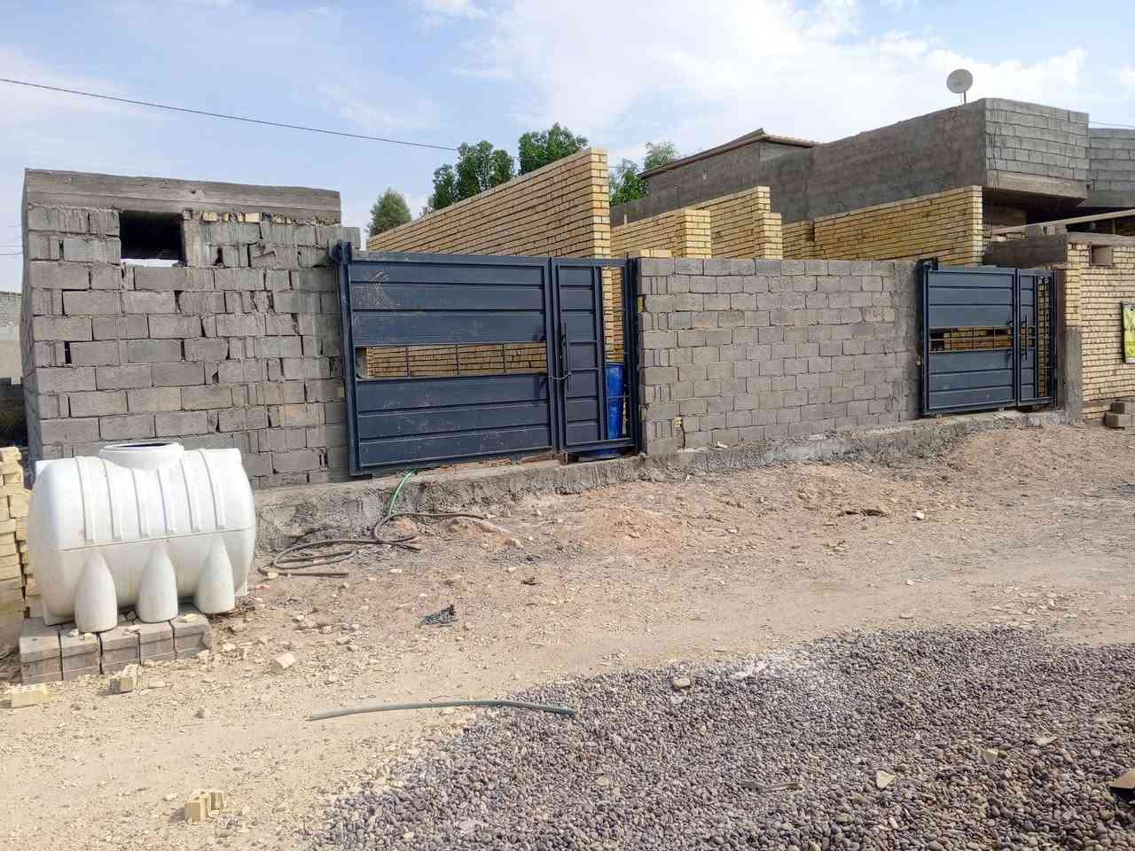 السلام عليكم للبيع  هيكل 150 متر شغل درجى اولى مع قطعه  106 متر   شارع 10 للبيع  حي الفاروق   طابو صرف زراعي   لاستفسار الاتصال ***********

