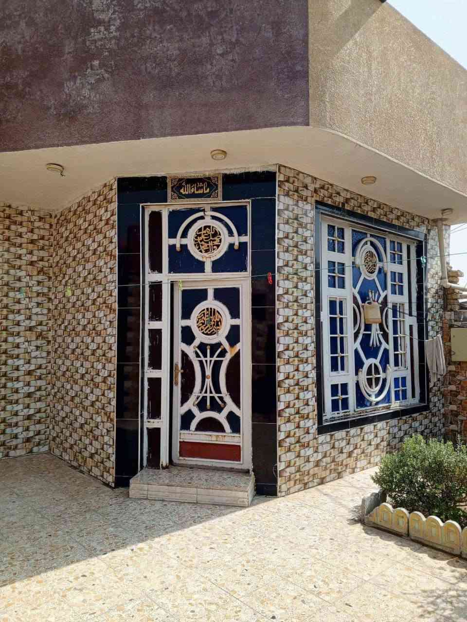 بسم الله الرحمن الرحيم
 السلام عليكم دار للبيع مساحه 275مطبخ استقبال حديقه 
صحيات  خارجي و داخلي /كهرباء جاهزه مجاري خدمات جاهز /زراعي /كوت+المكان شارع الجوادين يم الحسينيه بيت الجليب/جاهز-
وهاذ رقم/+***********+***********/ والسعر مناسب  واي استفسار اتصال
