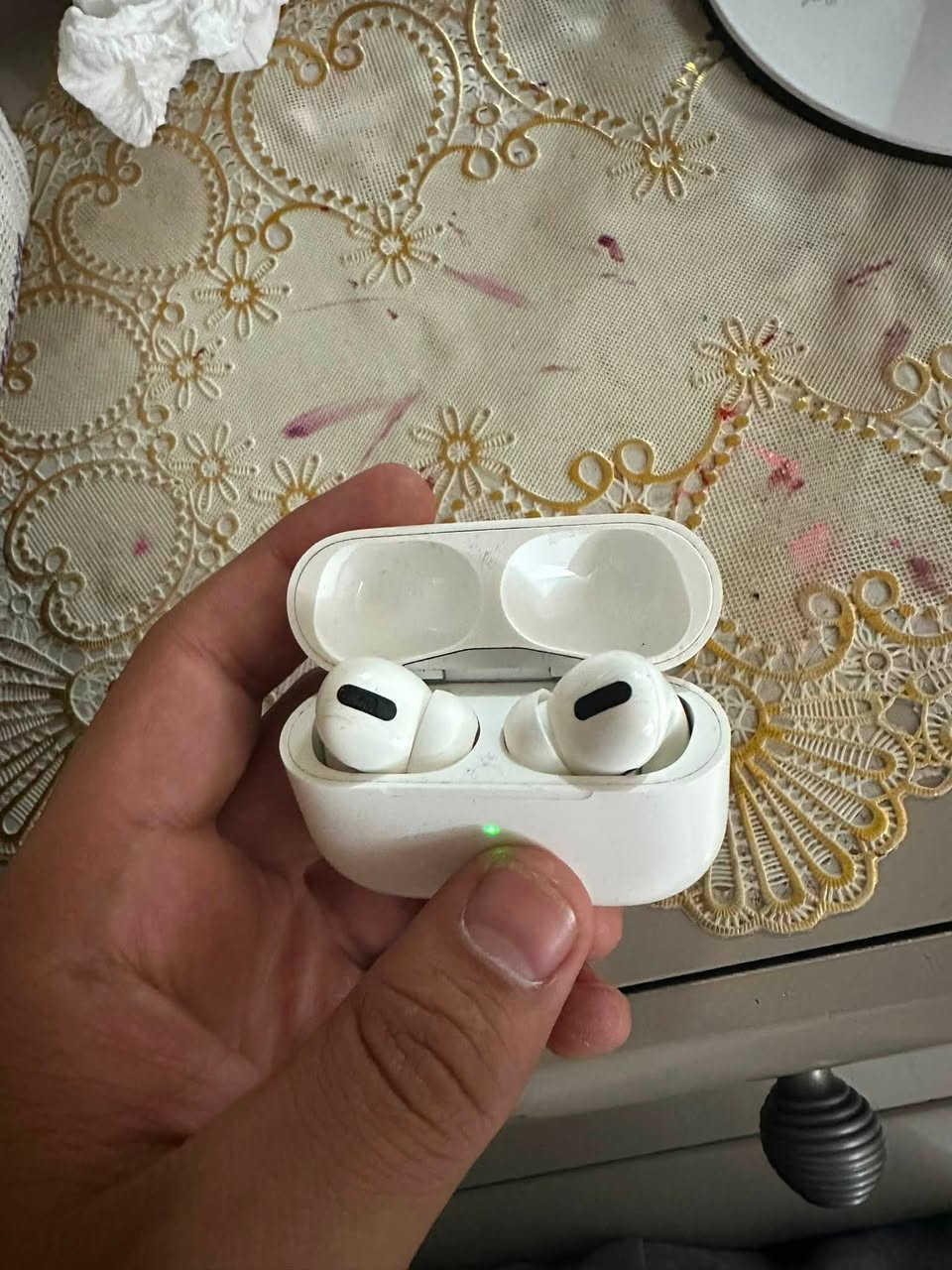 السلام عليكم عندي سماعة AirPods Pro 1
اصلي بدون ملحقات نضافه 95\100 مكاني بغداد 
السعر 125 قفل الهاتف *********** الكماليه
