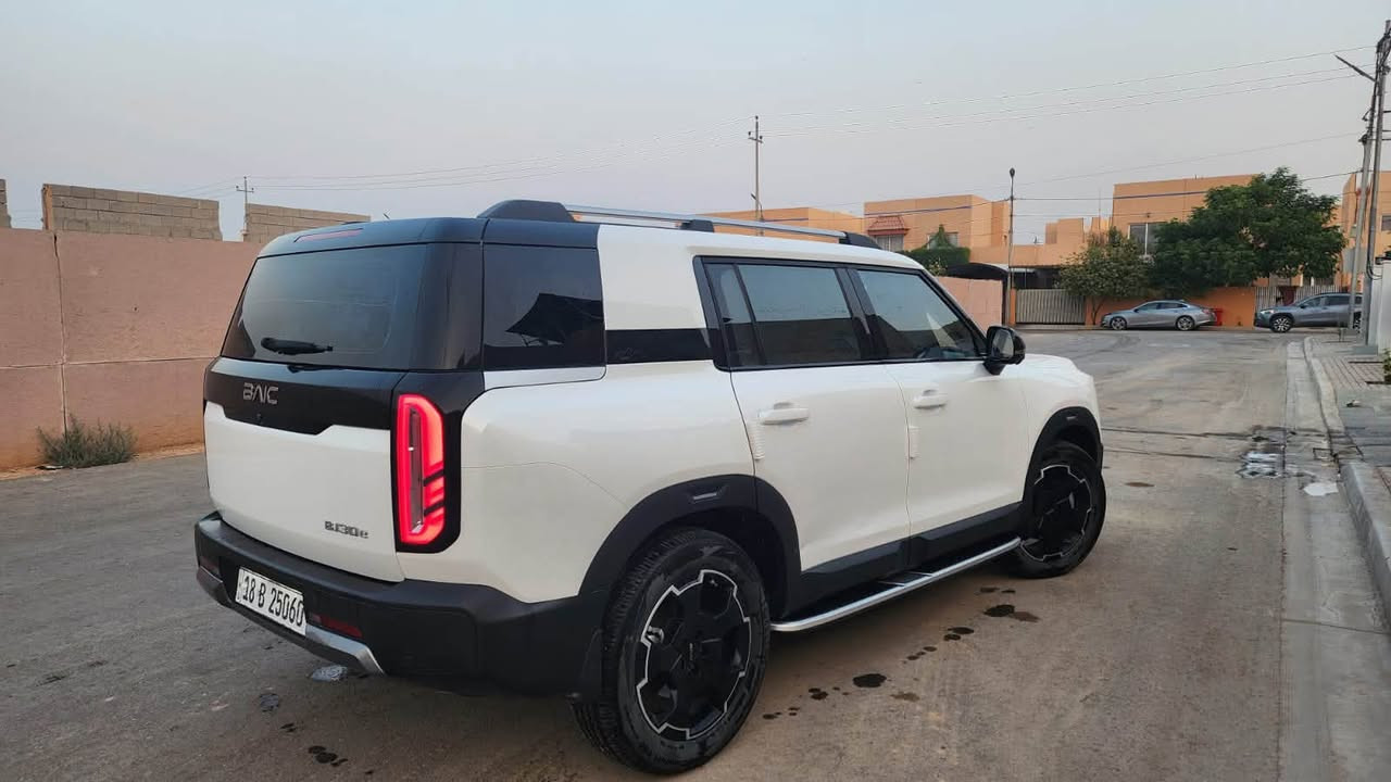 السلام عليكم.....
للبيع سيارة BAIC BJ30E 2026 
●لون أبيض 
●ماشية قليل ( ١٨ الف  )
● شخط في الباب الخلفية مقدار شبر
●رقم بابل انجليزي 
●ضمان محرك وبطارية (ضمان الشركة)

🟫 المواصفات:

✅ محرك هجين ذكي
🔹 1.5 لتر تيربو + محرك كهربائي
🔹 قوة إجمالية تصل إلى 400 حصان
🔹 عزم دوران قوي يقارب 680 نيوتن.متر
🔹 ناقل حركة متطور 
🔹 دفع رباعي

⛽⚡ أداء قوي مع توفير عالي بالوقود
✔️ استهلاك اقتصادي
✔️ سلاسة في القيادة داخل المدينة وعلى الطرق السريعة
✔️ مناسب للاستخدام اليومي والرحلات
👨‍👩‍👧‍👦 5 ركاب براحة عالية

🖥️ تقنية ورفاهية
✨ شاشة وسطية كبيرة
✨ عدادات رقمية
✨ دخول وتشغيل بدون مفتاح
✨ مقاعد جلد
✨ فتحة سقف بانوراما 
🛡️ أنظمة أمان متقدمة
🔒 8 وسائد هوائية
🔒 ABS – ESP
🔒 أنظمة مساعدة قيادة ذكية
🔒 كاميرا 360° وحساسات ركن

السعر 33 وبي مجال بسيط للشراي
 ***********
