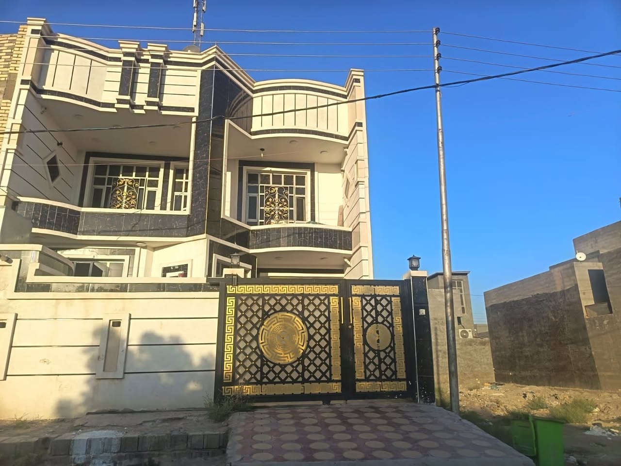 بيت للبيع في الفلوجه بالشهداء بل١٩ على حديقة بالمربع الأول بناء طابوك جديد نافذ على 40 البرديني قاطين ملكي مساحه 175 متر السعر 140 وبيه مجال بصيط ***********
