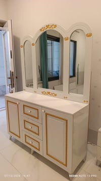 طقم نوم 5 قطع • ميز تواليت • خزانتين