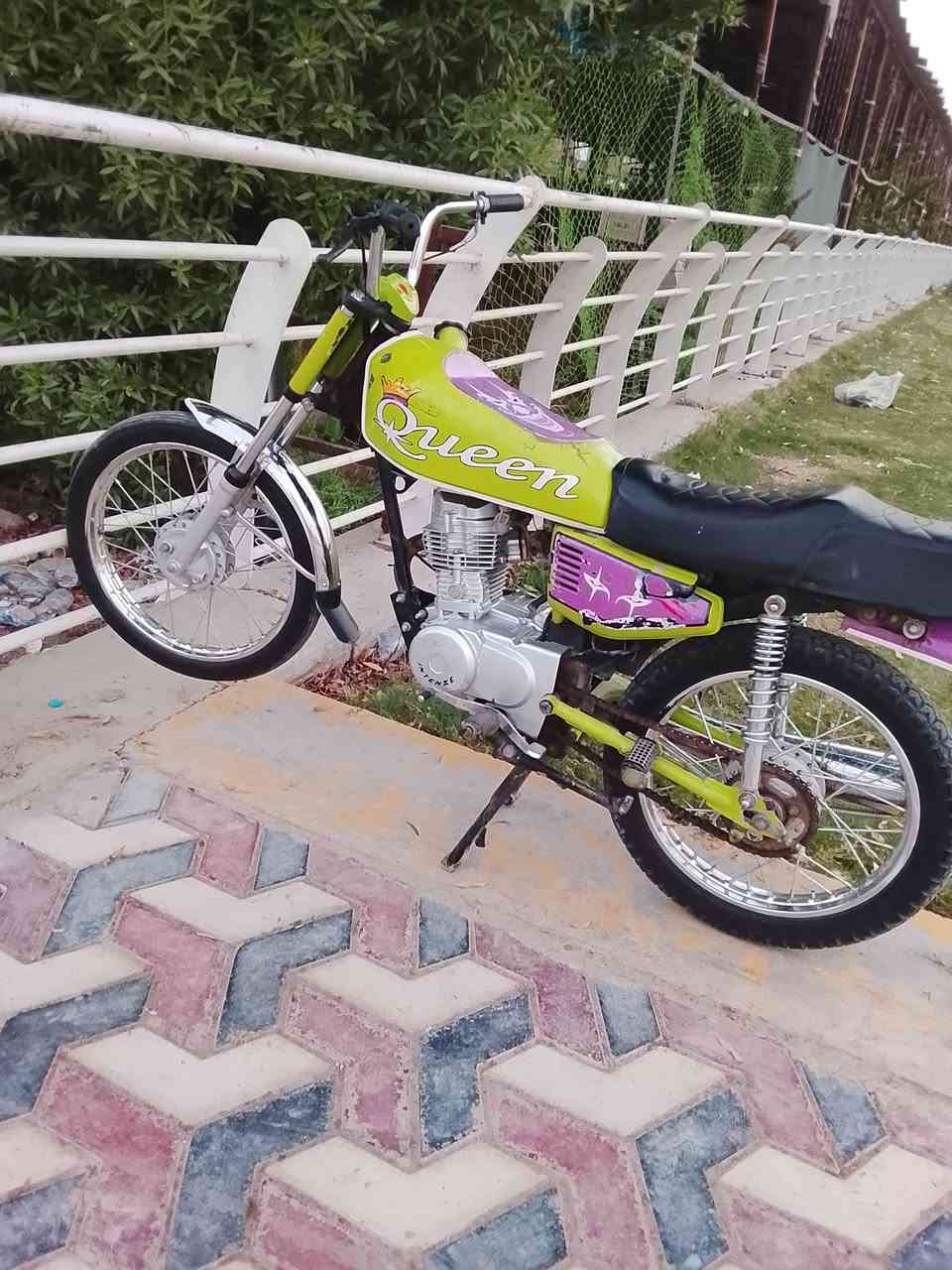 سلام عليكم                  وعليكم سلام
بيش الدرجه                       حبيبي الدرجه 500وبيه مجال 
درجه مفتوحه                     اي حبيبي مفتوح ولفات وبستم
درجه اوراق.                   اي اوراق اصولي
شبيه مجال.                قفل دراجه 450 لا تعبني ولا  اتعبك 
الرقم                 *********** هذه رقمي اوبي وتساب
اذاه مو شراي         لا تعبني

