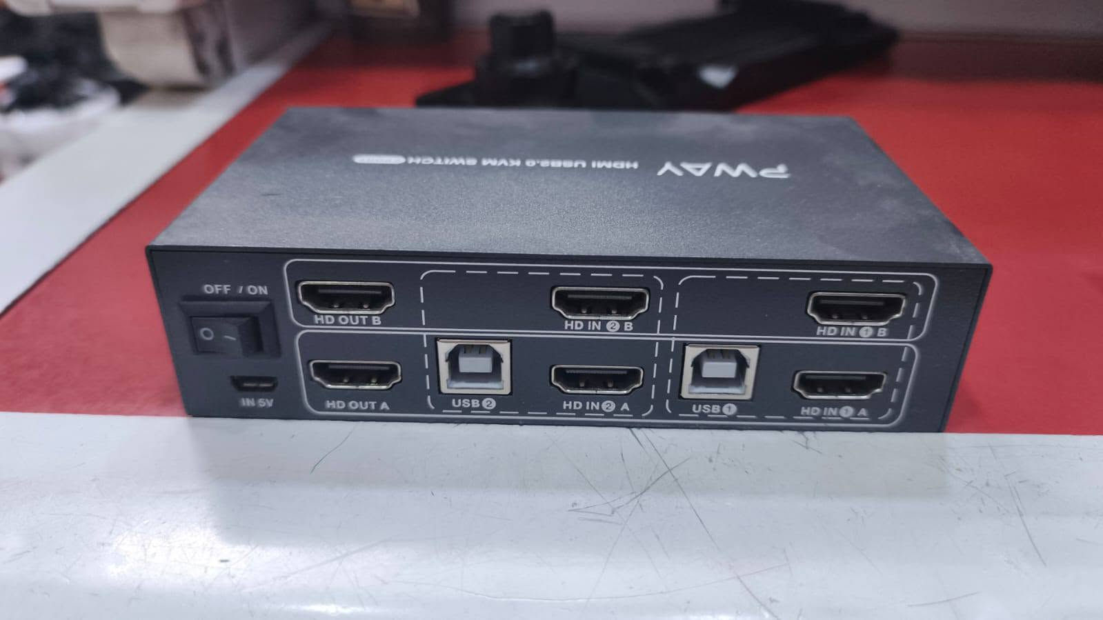 أجهزة KVM Switch جديد امزون لربط حاسوبين بشاشتين (مع ضمان التجربة)
الوصف

السلام عليكم ورحمة الله و
متوفر أجهزة KVM Switch أصلية بحالة ممتازة وجديدة (امزون) تتيح لك ربط حاسوبين بشاشتين مع كيبورد وماوس واحد والتنقل بين الحاسوبين بضغطة زر واحدة.
 الأجهزة المتوفرة ومواصفاتها:
1️⃣ جهاز PWAY (موديل HDMI):
المنافذ: منافذ HDMI بدقة تصل إلى 4K.  
الوظيفة: ربط حاسوبين بشاشتين مع منافذ USB للماوس والكيبورد.  
التغذية: يعمل بكابل Micro-USB عادي (5V).  
2️⃣ جهاز Steetek (موديل DisplayPort):
المنافذ: منافذ DisplayPort عالية السرعة بدقة 4K @ 60Hz.  
الوظيفة: ربط حاسوبين بشاشتين ومزود بمنافذ USB 3.0 سريعة نقل البيانات.  
التغذية: يعمل بكابل Micro-USB عادي (5V).  

السعر (٣٠ الف) للقطعة وانطيك وياهن ١٠ كيبلات نقل ديسبلاي بورت وhdmi وكوابل طابعة وغيرهن بس يجن بدون كيبل تشغيل
