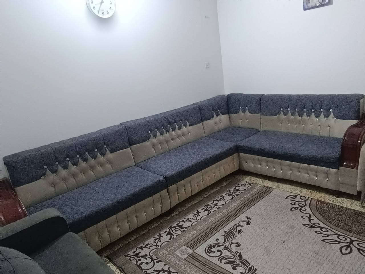 السلام عليكم ديوان ومرجوحة للبيع للاستفسار الاتصال على الرقم ***********
