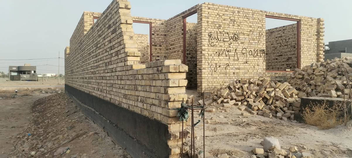 قرب سيد محيل هيكل 250متر يتكون من غرفتين وصاله ومجمع صحيات مطبخ حار وبارد واستقبال يبعد عن شار 500متر شارعه سبيس ماي كهرباء يبعد عن المدارس 500متر سعره 32وبي مجال 
***********
