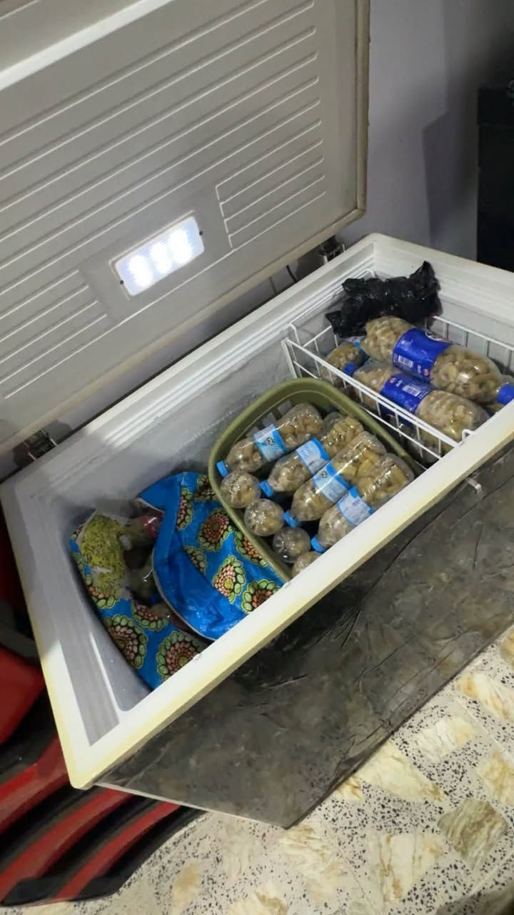 سلام عليكم  للبيع ثلاجه ب300والمجمدة ب 150
الرقم ***********
