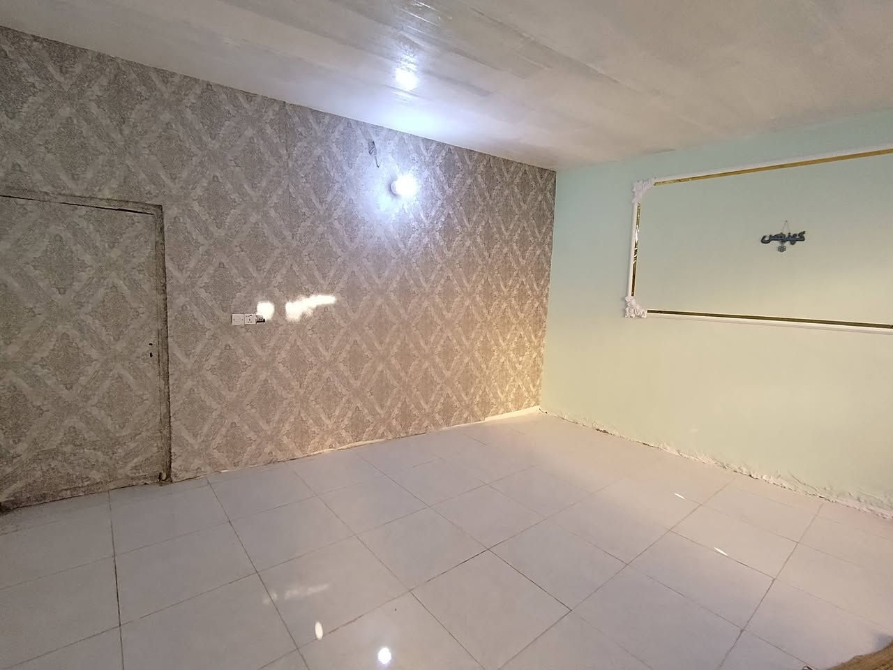 بيت للبيع في الحكيم المساحة ١٥٥ متر ؛ واجهة ٦ أمتار؛ نزال ٢٦ متر قريب علئ الكورنيش بناء بلوك يحتوي علئ غرفة وهول وحيات داخليه واستقبال طرمه ١١ متر سقف سندويج ***********
