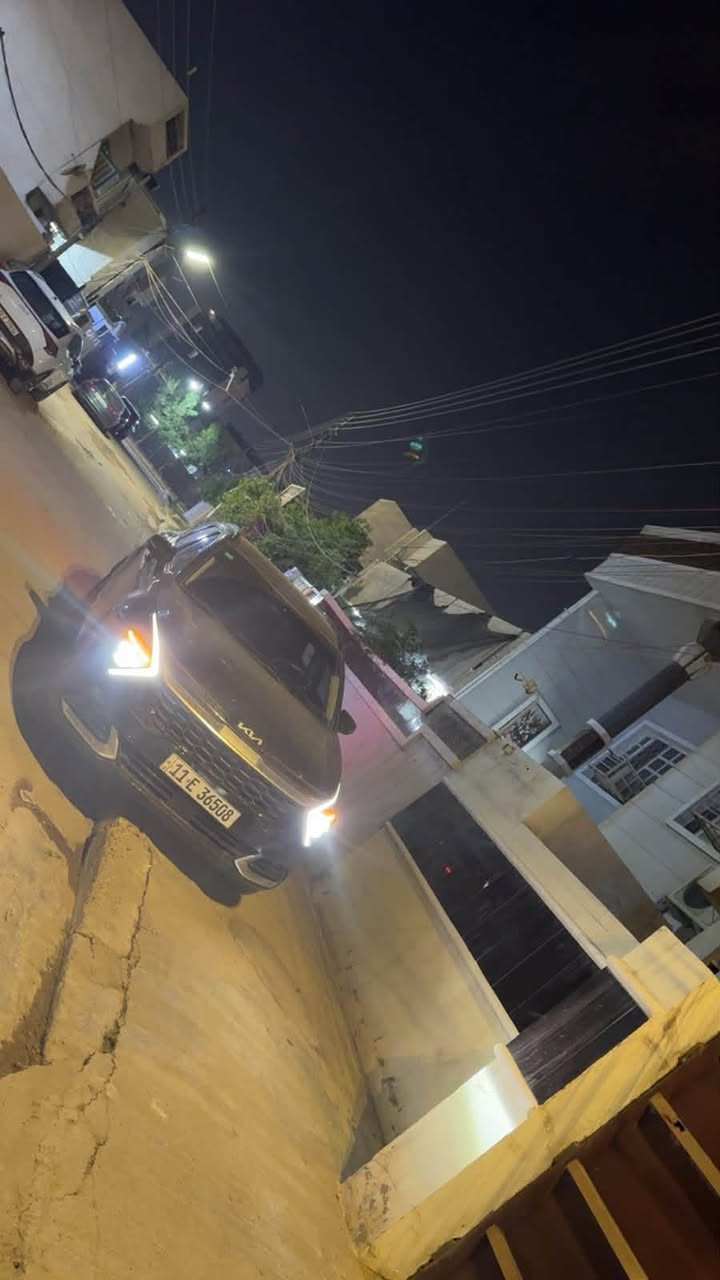 كيا سبورتاج موديل 2023  للمراوس
مرقم بغداد  فئة sx برستيج الفول مواصفات الحجم لارج 
اللون اسود 
وارد امريكي خمس قطع صبغ حادث سطحي 
بدون شاصي بدون لغد 

مواصفاتها :-السيارة ماشية 61الف 
1. محرك 2500 
2. كير 8 نمر 
4. بانوراما
5. بصمة : تشغيل - ابواب - صندوك
6. صندوث كهرباء
7. شاشة كبيرة على طول  الدشبول تدعم  ابل كاربلاي واندرويد اوتو وفول تحكمات
8. كيجات الكترونية متغيرة حسب الوضعيات
9. انظمة القيادة : سبورت - سمارت - نورمال
10. كشنات كهرباء فول 
11. كراسي كهرباء فول تحكم مع كشن امامي متحرك عند النزول اوتماتيك
12. اضواء ترحيب عند الاقتراب مع ترحيب داخلي عند الصعود او المغادرة
13. شحن وايرليس
14. منافذ تايب سي عدد 3 مع 2 في الكشنات ومنفذ يو اس بي ومنفذ جداحة
15. هاند بريك بصمة
16. اوتو هولد
17. كاميرات 360 مع بالاشارات الجانبية مع وضعيات مختلفة للكاميرات
18. فول رادارات امامية وخلفية وجانبية . نقطة عمياء وحساسات امامية خلفية 
19. تحديد مسار ذكي
20. قيادة ألية ذكية
21. نقطة عمياء
22. كروز سرعة
23. تدفئة  وتبريد كشنات 
24. سستم صوت هارمن 
26. خزن كشن سائق ميموري وضعيتان
27. ويل كب حجم 19 وحساس اطار ،        
28. اشاير بالمري
29. تشغيل عن بعد
30. شاشة لمس متغيرة لتحكم الميديا او لتبريد
31. ستيرن فول تحكمات
 32.تدفئة ستيرن 
وبعد بيها مواصفات
رقم بغداد تحويل ثاني يوم 
للمراوس 
للاستفسار: ***********
***********
العنوان: بغداد الغزالية
