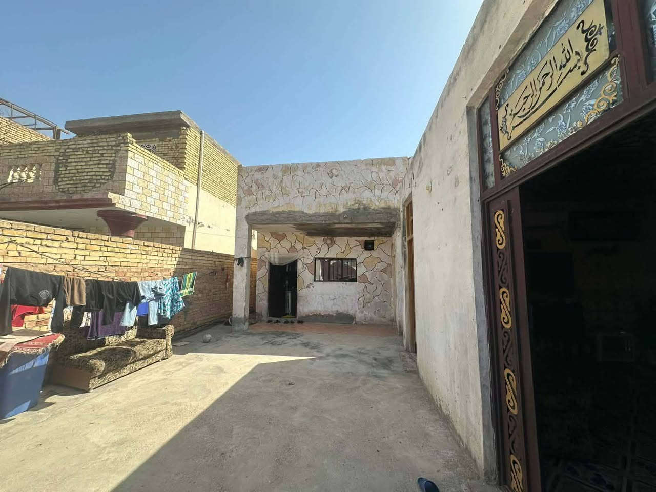 البيت للبيع  مكان حي حورا شارع ابو فضل بل بدايه لبيت مساحه 200م يتكون من غرفتين ومطبغ وستقبال وهول  بناء قديم  لبيت حر مامطلوب  بيع او مراوس  بيت احدث حتلو مطلوب سكان  ***********
