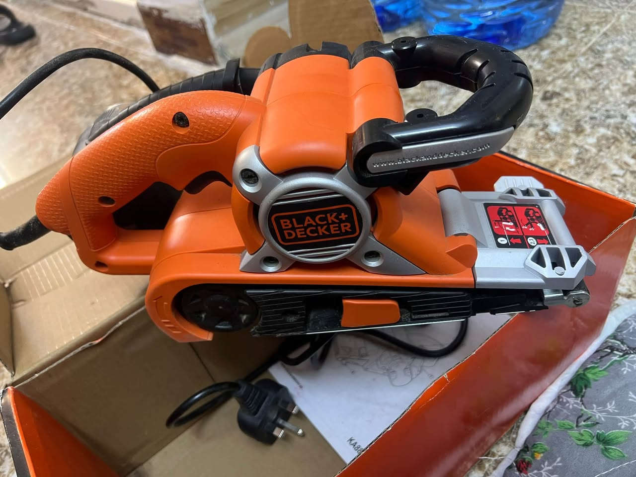للبيع: ماكينة سنفرة شريطية خشب من BLACK+DECKER (أصلية) 🛠️✨
تعديل وتنعيم الأسطح الخشبية صار أسهل وأسرع مع ماكينة السنفرة الاحترافية من شركة بلاك أند ديكر (موديل KA88).
المواصفات والفيوز:
 القوة: محرك قوي بقدرة 720 واط لإنجاز المهام الثقيلة بسرعة عالية.
 التصميم: مقبض أمامي مريح بعدة وضعيات لتسهيل التحكم أثناء العمل.
 الوصول للحواف: غطاء أمامي قابل للتعديل يخليك توصل وتسنفر قريب جداً من الحواف والجدران بدون ما تجرحها.
 الاستخدامات: مثالية لتنعيم الأبواب، الطاولات، الأرضيات الخشبية، وإزالة الطلاء القديم بسهولة.
 نظام الشد: تغيير شريط السنفرة وسلس وبسيط بدون تعقيد.

📌 الملحقات: الكارتون والأوراق الأصلية متوفرة.
💰 السعر المطلوب: [100 الف] وبي مجال للشراي
📍 الموقع: [كركوك]
📞 للتواصل والفسار: [*********** أو تواصل عبر الخاص]

