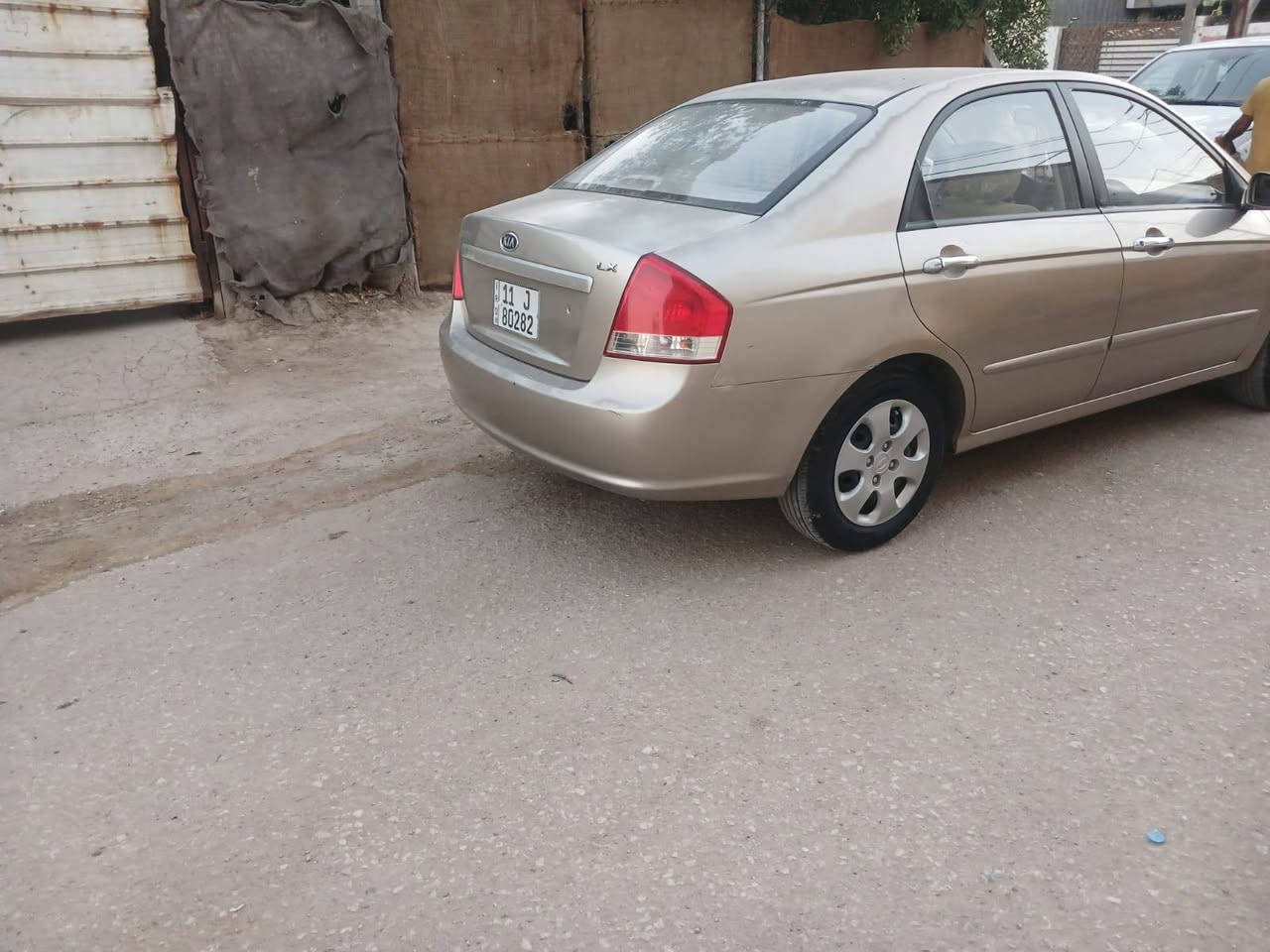 السلام عليكم سيراتو للبيع 2009 رقم بغداد انكليزي  جاهزه من كلشي سيارة جديده كفاله من كلشي ماعده بارد بل جاملغ الخلفي قليل وبنيد صبغ شبر مكانها السيارة حله حي نادر سعر 88وبيها مجال قليل استفسار اتصل على رقم ***********
