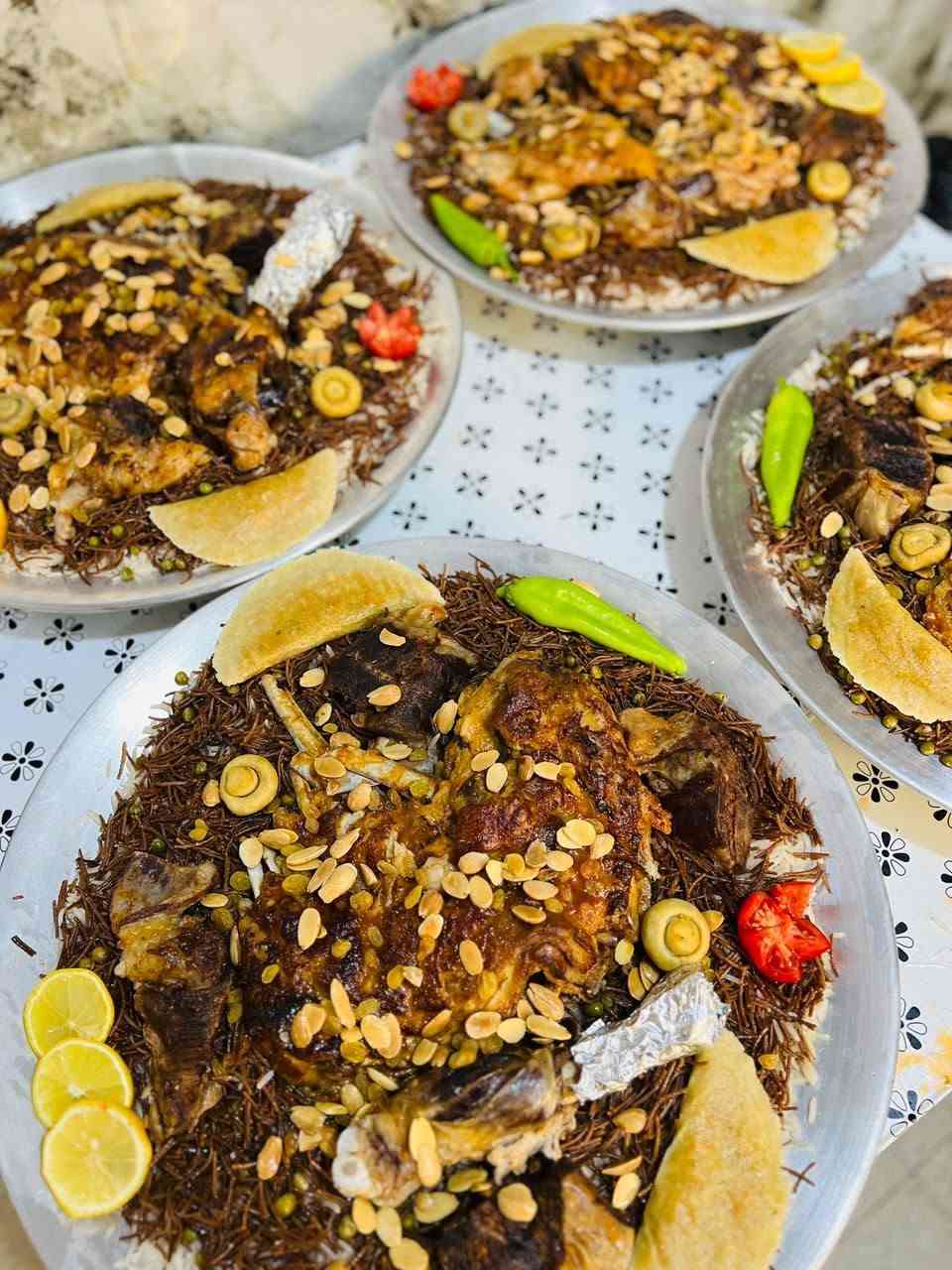 مطعم قوزي الشيف صميم يقدم لكم مناسف القوزي والدجاج للاتصال عالارقم*********** متوفر خدمة التوصيل
