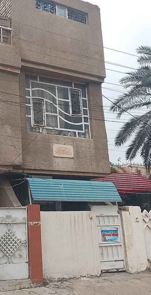 بيت طابو ملك صرف في حي المواصلات الثانية طابقين 4 غرف نوم وهول وحولي ومطبخ 2 سطح وبيتونة ومنور المساحة 100 متر واجهة 4 النزال 25 يحتاج قطع   استفسار واتساب ***********
