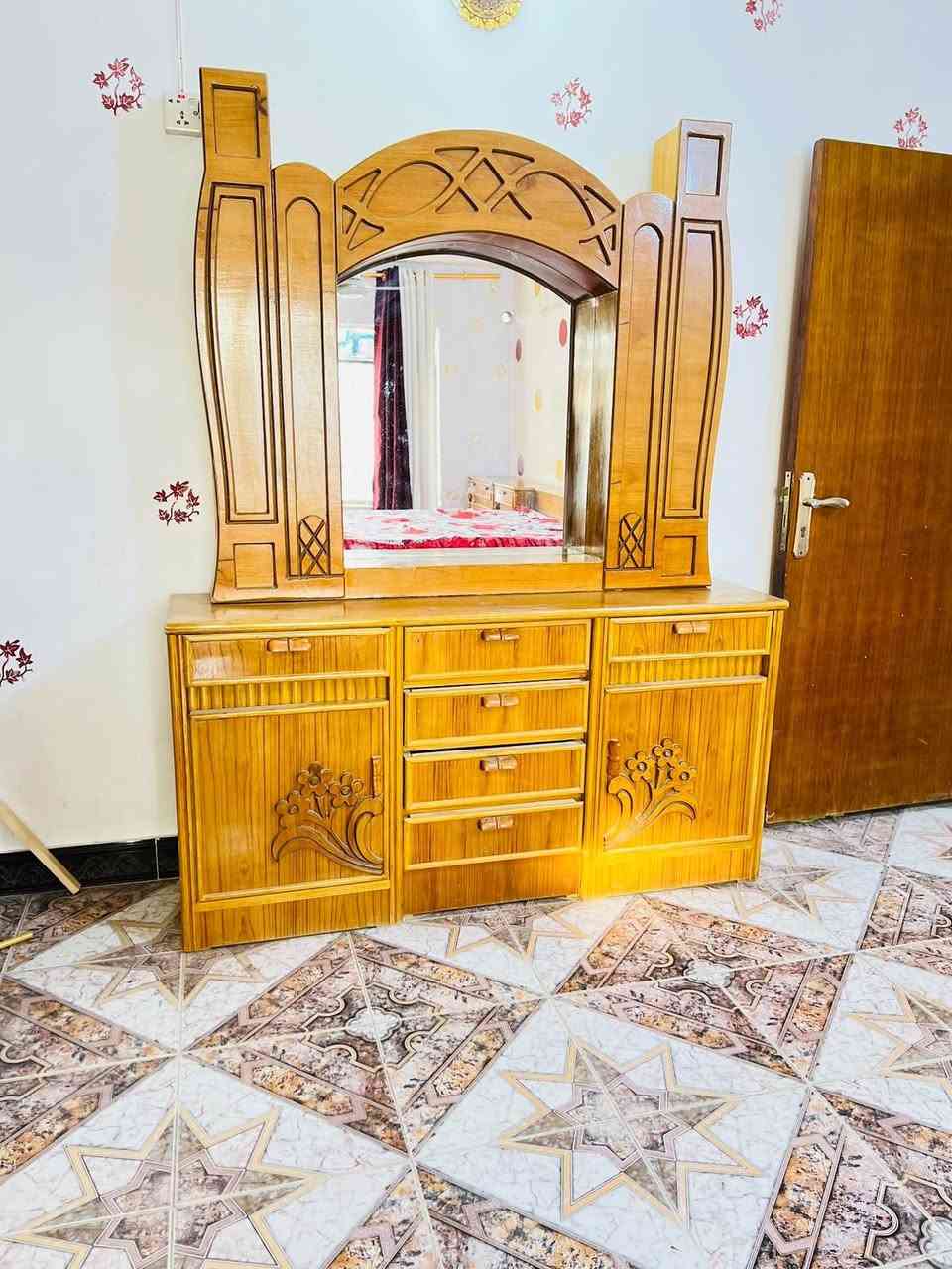 جديده مال عرسان غرفه عراقيه للبيع تزكام  تكمه درجه اولى نجرتها ب3ملاين بس ضروف اريد ابيعه بعدني مامكمل نصبها نضافتها بل صوره نفس بل حقيقه سعرها بمليون  وبيها مجال  هيه ولدولشك مكان بابل مركز تواصل   ***********
