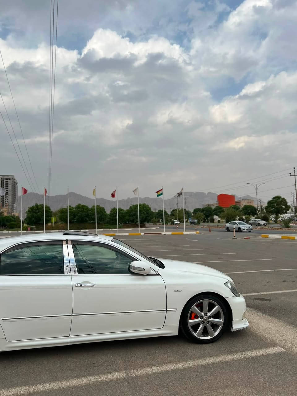 تاقانەی شارێک
٢٠٠٧ی بڕاوە لە ساغێک جوانتر و بە نازتر
یەک دەست کە داخڵ بووە لای خۆمە کۆد بە ناوی خۆمە
١٨٠ی گێر گەورە ئاڵتونی بازاڕ
سێ دووگمەی قەپات مواسەفات
-سڵایت
-سوکان حەیزەران
-تەحدید سوڕعە
-ئاوێنە ئیشارەت
-لایت ناوچە کوێر
-کوشن کارەبای 
-جڵد
-کوشن هیتەر
-حاسە
-دینگەی ستیل
-سەردۆسەی لیدە
بێ قەپ و بێ چال کامل مەسرەف کراوە ڕۆن و هایدرۆلیکی مانگێکە گۆڕیومە دینارێک مەسروف گەڵایەک بشکێنە کە لە سعریش نازانی تکایە لە خۆتەوە ماڵەکە سوک مەکە و با سەری یەکتر نەهێشێنین.
٦٦ گەڵا و معامەلەیەکی برایانە
***********
