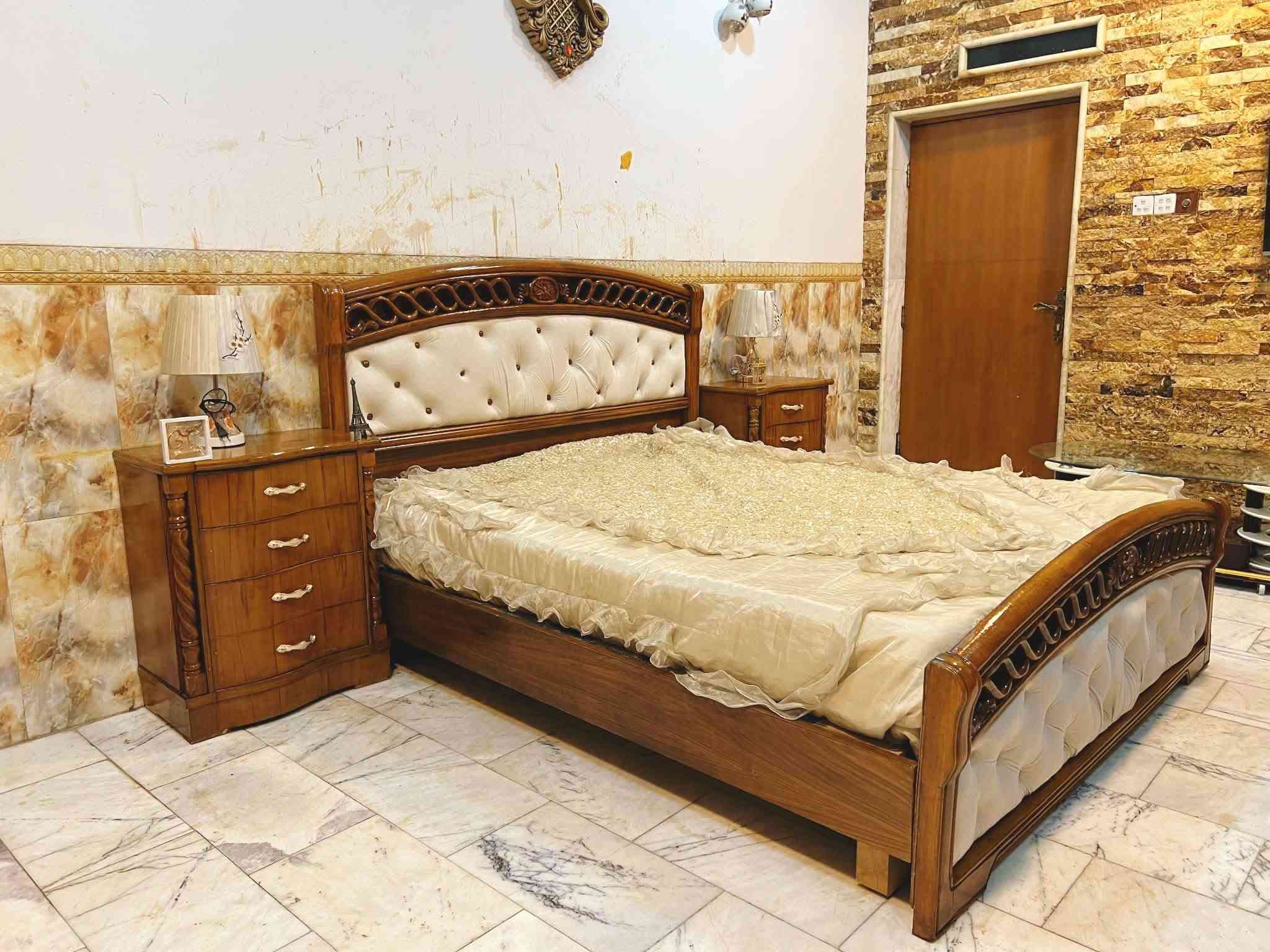 غرفة نوم تسكام صاج داخل وخارج شغل ثقيل ضهر جرجوبه خمسه ملم استعمال قليل مابيها اي ضرر تكمه اخت الجديد مكفوله من الشخط تكمه الواقع احله من الصور العنوان حلة حي الجزائر ***********.  ***********
