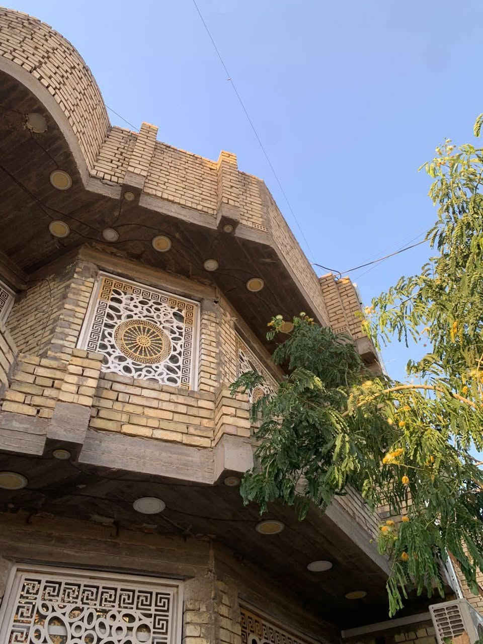 دار للبيع مساحة ١٥٠ متر جبه ٧.٥ × ٢٠ 
طابق الأول غرفتين نوم + سويت ستقبال ٧ × ٤ 
مطبخ حار بارد 📍✔️
طابق ثاني ٤ غرف نوم رقم العقار ٤٠٣ بداية منطقة 
مجاور شارع ٦٠ م تجاري موقع #ممتاز_للسكن 
ضمن قطع أراضي موظفي أمانة بغداد مقاطعة ٢ / ٩ 
زعفرانية حي الامانة _ تعامل مباشر معه صاحب دار 
مكتب الكناني للوساطة العقارية 📍✅️
موقع المكتب مدخل شارع ٤٠ م مقابل بناية #يا_حسين_ع
نوفر لكم قطع سكنية واستثمارية و تجارية و #مميزة تحتوي على تشجير من ضمن قطعة 
دور بمساحات مختلفة من ضمنها مطلوبه قروض الإسكان 
من يرغب #بشراء_و_البيع جاهزين ضمان حق البائع و المشتري 
إتصال والاستفسار *********** متوفر واتساب
