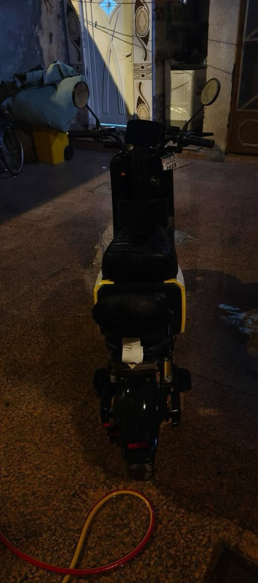 R11 2025 
نضيفه بس بدون بطاريات والصندوق مايقفل 
٣٠٠ وبيه مجال
البصره القبله 
واتساب ***********

