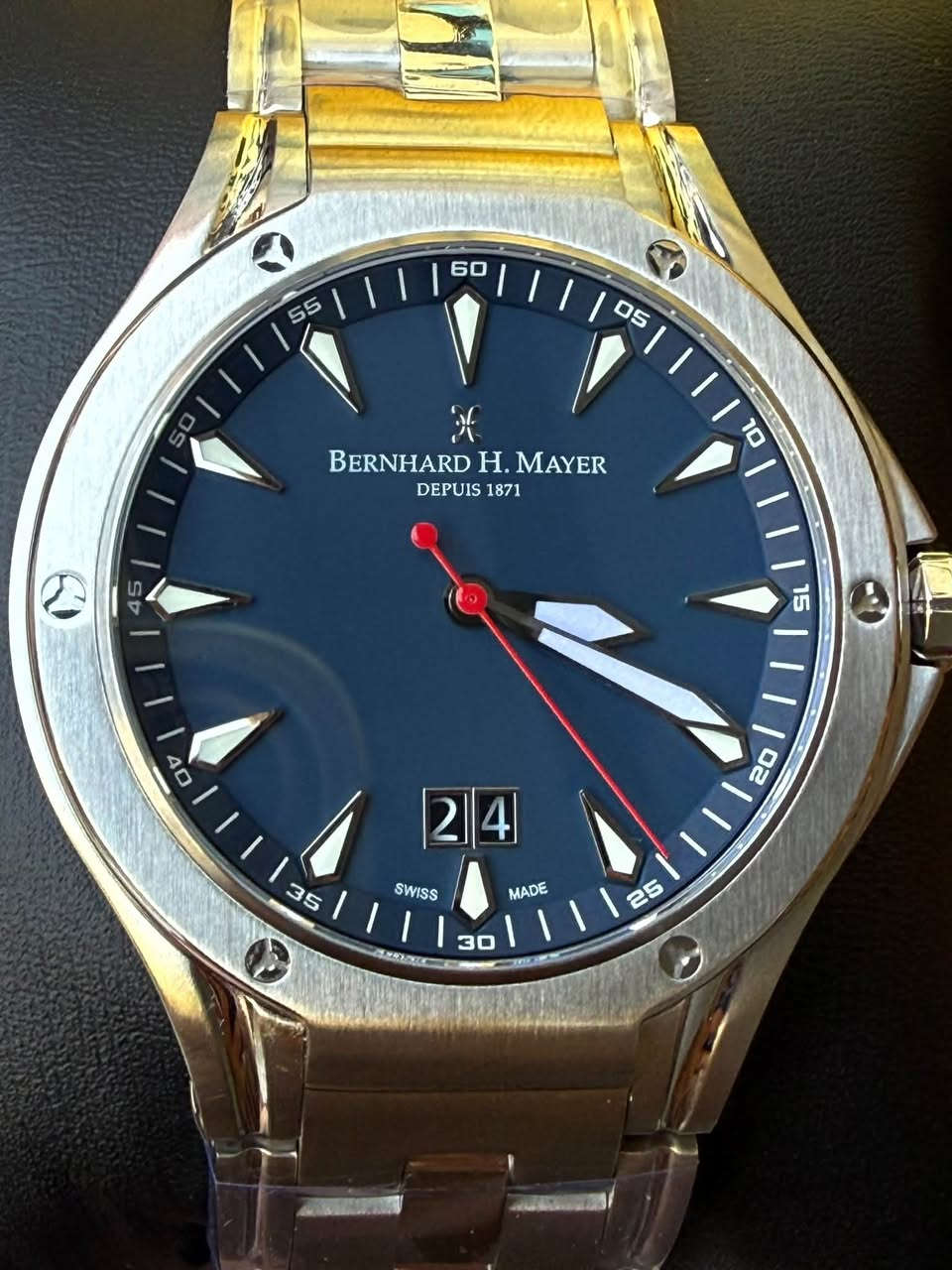 🔸برنارد اج ماير // Bernhard H.mayer 
🔸سويسري أصلي 🇨🇭 
🔹الموديل Le Classique Stainless Steel
🔹كوارتز (Quartz) بطارية
🔹قطر الساعه 42 مم
🔹المينا أزرق داكن أنيق
🔹الزجاج Sapphire Crystal مقاوم للخدش
🔹ستانلس ستيل بالكامل 
🔹التاريخ عند الساعة 6
🔹مقاومة الماء (10ATM) 100متر
✅ كاملة المرفقات جديد لوك شمع غير مستخدم

📞 للتواصل ماسنجر او ***********
