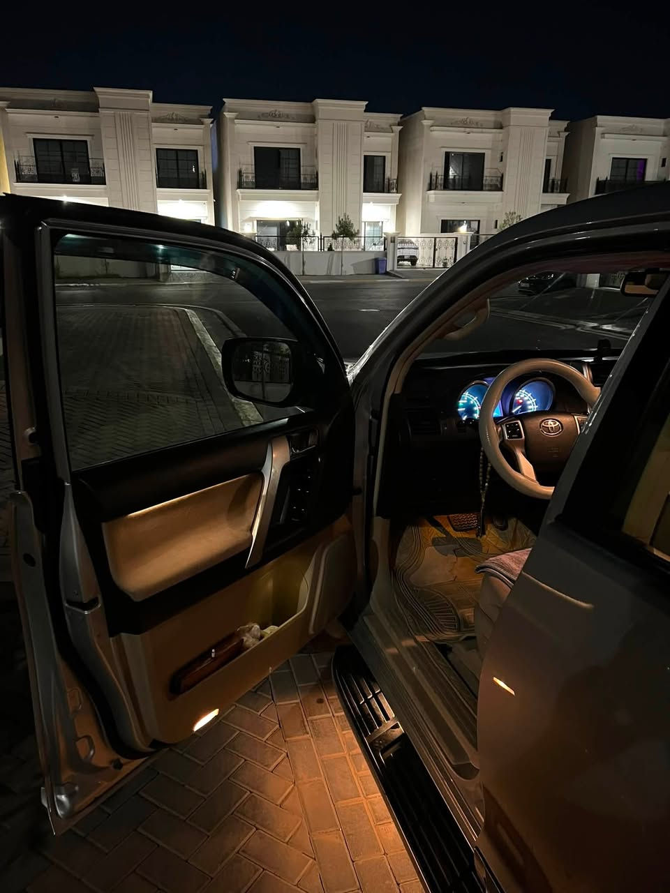 🚘 للبيع تويوتا برادو VX فل كامل – موديل 2013
🔹 الموديل: 2013
🔹 الفئة: VX فل كامل
🔹 المحرك: 6 سلندر
🔹 اللون: رصاصي
🔹 الممشى: 315,000 كم
🔹 الحالة: بدون صبغ وبدون دعم

أبرز المواصفات:
✅ دفع رباعي دائم (4WD)
✅ داخلية قماش وكالة
✅ فتحة سقف
✅ مقعد السائق مساج
✅ نظام تشغيل بصمة
✅ كاميرا خلفية
✅ حساسات أمامية وخلفية
✅ شاشة مع نظام صوتي مميز
✅ تحكم بالدركسون مع مثبت سرعة
✅ جنوط ألمنيوم وكالة
✅ ثلاجة وسطية
✅ إنارة LED وكالة داخلي
✅ مرايا كهربائية مع طي أوتوماتيكي

السيارة نظيفة جداً، استخدام شخصي، جاهزة للفحص بأي مكان، ولا تحتاج أي مصروف.

📞 للاستفسار: ***********
📍 الموقع: أربيل
💵 السعر: 26,500
