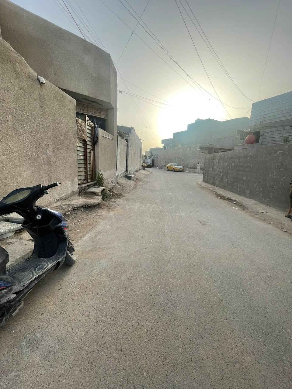 دار للبيع المساحة 90 متر طابوق للبيع 
قرب مدرسة الاسوار شارع تبليط وخدمات 
حي البساتين سند اصفر السعر 50 مليون 
للاستفسار ***********
