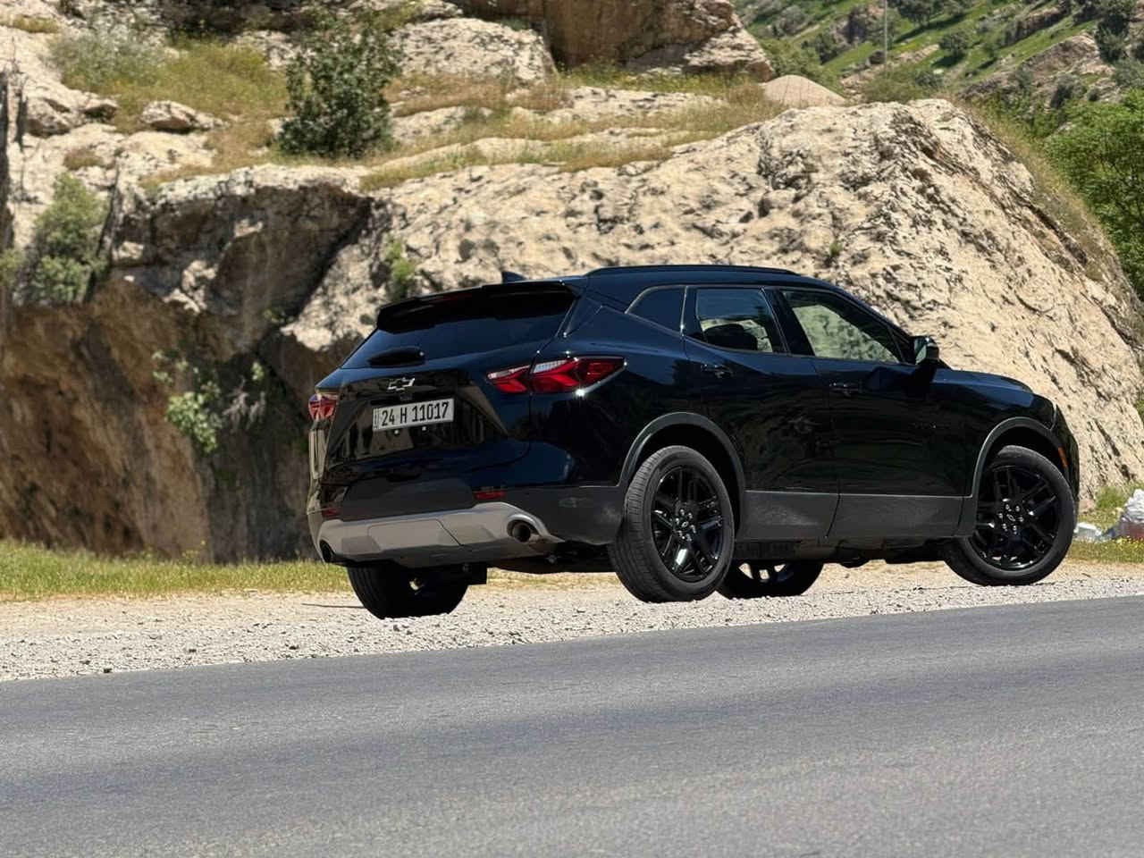 � للبيع | Chevrolet Blazer 2021 3LT 🔥

🚘 شوفرليت بلايزر 2021 – فئة 3LT
⚙️ محرك 2.0 Turbo
📍 لوحة دهوك
🛣️ المسافة: 63,000 ميل

⭐ المواصفات:
• بصمة + تشغيل عن بُعد
• كاميرات محيطية 360°
• كاميرا خلفية
• حساسات
• كشنات جلد كهربائية
• تدفئة الكشنات 🔥
• نظام صوت Bose 🎵
• مرايا كهربائية
• مواصفات 3LT

🇺🇸 ضرر السيارة من أمريكا:
السيارة وارد أمريكي، وضررها كان قطعة واحدة فقط (البنيد)، وتم إصلاحها.

💯 السيارة استخدام شخصي عندي من سنة 2021 ولحد الآن، ومحافظ عليها بشكل ممتاز، وما واجهتني بيها مشاكل تُذكر، فقط صيانة دورية وتبديل زيت وبنزين.

✨ جاهزة للاستخدام والمعاينة للجادين.

💰 السعر: 18,000$
🤝 بيها مجال بسيط للجادين فقط.

📞 للتواصل: ***********

🔥 سيارة شخصية ومحافظة عليها… تستاهل المعاينة
