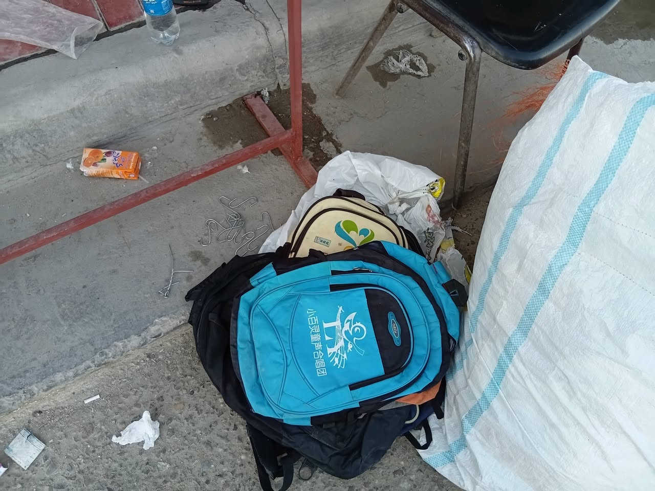 السلام عليكم ورحمة الله عندي ٣ شليف جنطة مدرسية كل شليف ٢٥ كيلو يعد تقريبا ٥٠ قطعه سعر الشليف ١١٠ العنوان كربلاء ***********
