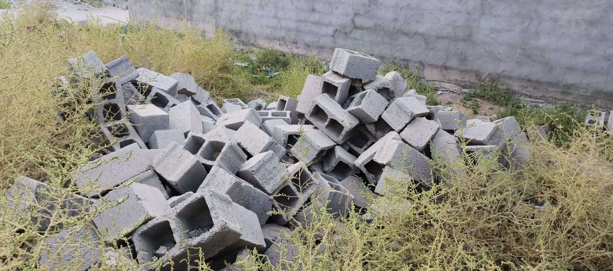 قطعه أرض مساحتها 200 متر مبني بها غرفتين للسكف مع ٧٠٠ بلوكه
محوله الكهرباء تبعد عليه عشره امتار + ماء قريب عليه موقعه حلو وفرعها مرتب 

معاملتها كامله مال تطويب للجنه كشفت عليه واخذت المعامله وتكدر تاكد من بلديه

موقعه خلف بيت قاسم اسويدان يم بيت أبو عمر طه خضير

للأستفسار *********** بي وتساب
