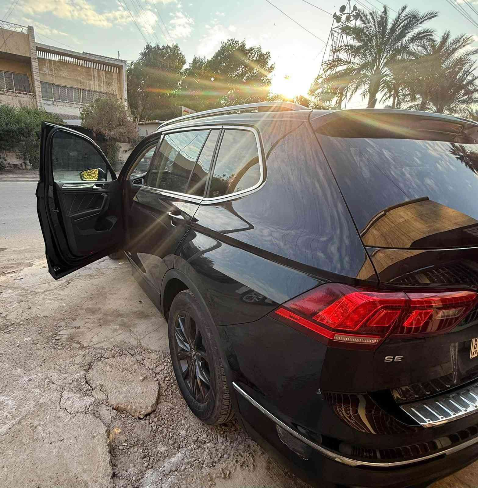 من رخصة الادمن 
Volkswagen Tiguan SE 2023
* المحرك: 2.0L TSI Turbo، ٤سلندر 
* القوة: 184 حصان
* القير: أوتوماتيك 8 سرعات
* الدفع: FWD أمامي وليس 4Motion
* الوقود: بنزين
* الممشى: 23,818 ميل ≈ 38,330 كم
* اللون: أسود
* الويل: قياس 18 بوصة
* الإضاءة: مصابيح أمامية وخلفية تعمل بتقنية LED بالكامل مع إضاءة نهارية
* المرايا: مرايا جانبية كهربائية مدفأة ومزودة بإشارات انعطاف
* الجنطه كهربائية  تحكم عن بعد
* الاتصال: دعم لاسلكي لنظامي Apple CarPlay و Android Auto، بالإضافة إلى منصة شحن لاسلكي للهواتف الذكية
* المنافذ: منافذ USB-C سريعة الشحن في الأمام والخلف
* التكييف: نظام تكييف أوتوماتيكي ثنائي المناطق (Climatronic) مع تحكم باللمس وفتحات تهوية خلفية
* التحكم بالمقاعد: مقعد السائق كهربائي يمكن تعديله في 8 اتجاهات مع دعم كامل للظهر، بالإضافة إلى مقاعد أمامية مدفأة
* نظام الكبح التلقائي في حالات الطوارئ مع رصد المشاة.
* نظام مراقبة البقعة العمياء (Blind Spot Monitor).
* نظام الحفاظ على المسار والتنبيه عند الخروج منه (Lane Assist).
* مثبت السرعة التكيفي (Adaptive Cruise Control - ACC).
* حساسات أمامية وخلفية
* كامره خلفيه

مكان السيارة بغداد 
رقم اربيل 

# بيع او مراوس حسب القناعة او اقساط حسب الاتفاق 

***********

https://bid.cars/en/lot/1-55906894/2023-Volkswagen-Tiguan-3VV3B7AX1PM040253
