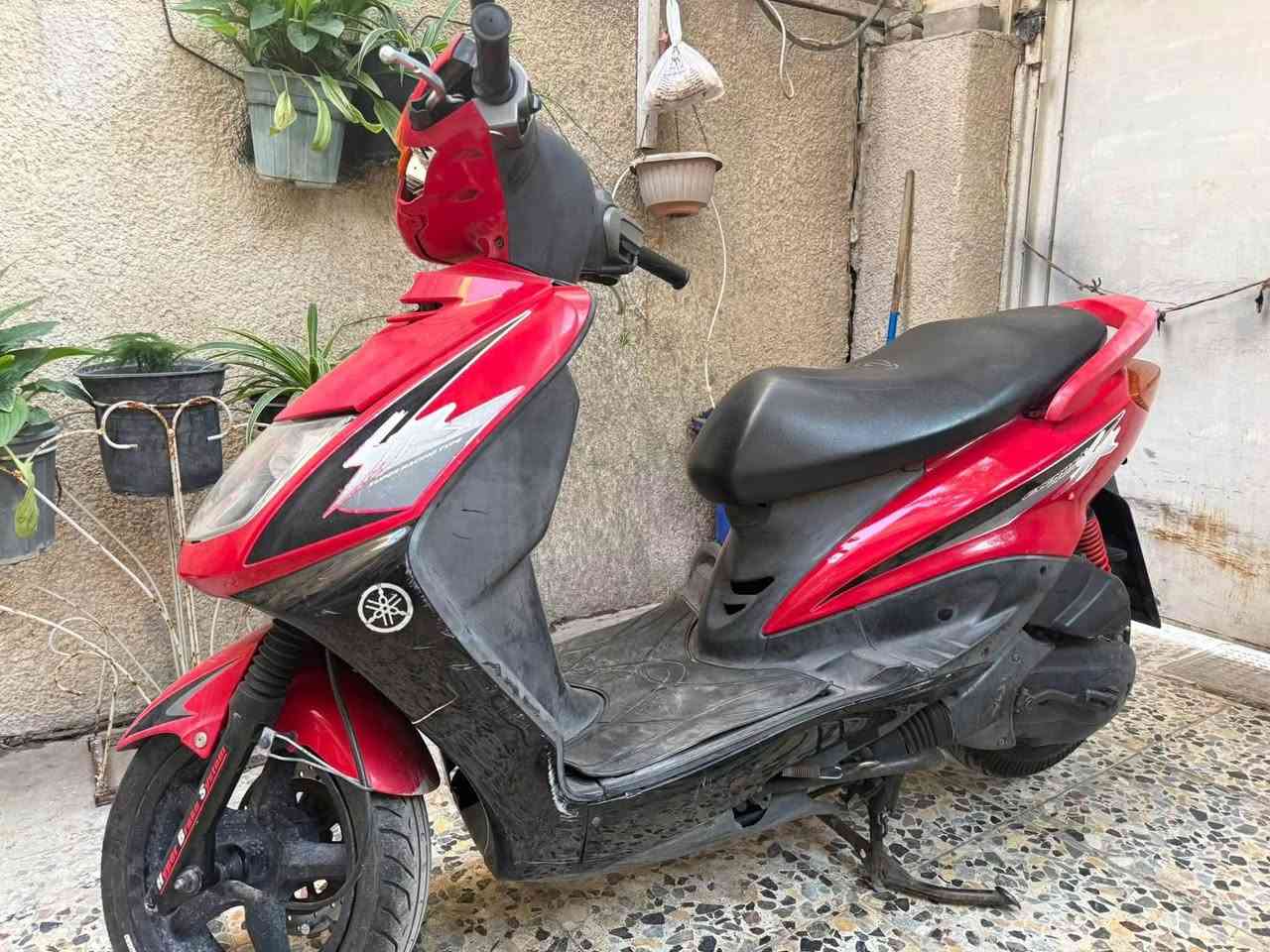 السلام عليكم
سكنس نثيه ياباني ١١٠ 

اصدار خاص SR شرايط رياضي

نضيفه وما مفتوحه بانزين محسن كله ودهن موتل 

بيها ضربه بالكفر موضحه بالصور وعداد البانزين واكف غيرهن مابيها شرط 

السعر ٦ اوراق مكاني الحريه ***********
