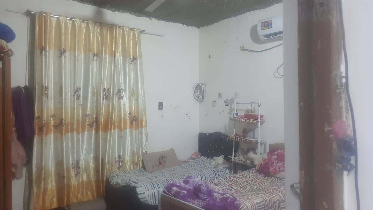 سلام عليكم بيت للبيع عويسيان شارع القصر بل البدايه المساحه 200 متر بلديه بي معامله تمليك بيت جاهز سعره40 وبي مجال للشراي التواصل***********.    ***********
