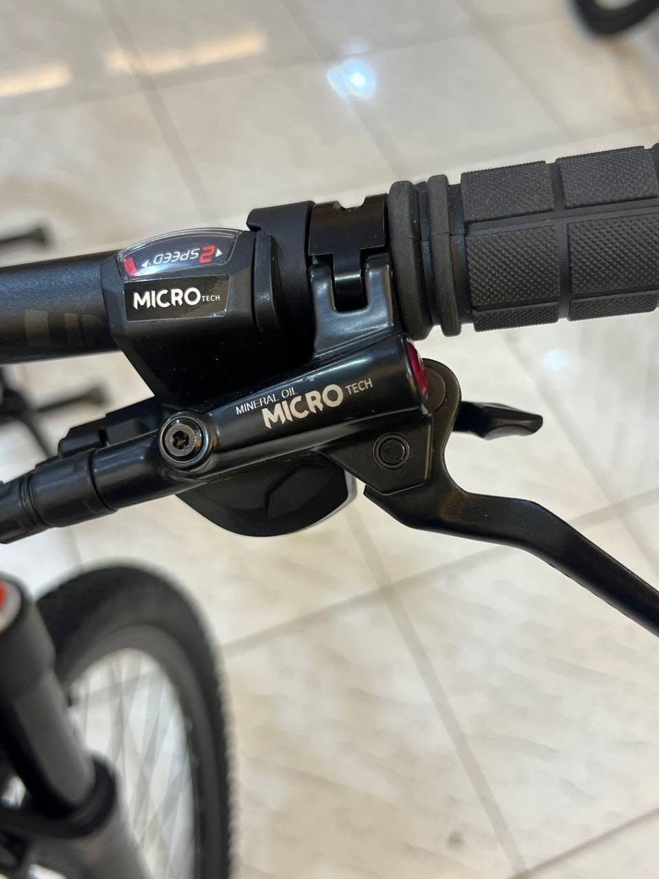 دراجة هوائية (بايسكل bicycle)
حجم 29
مقر الشركة الموزعة للمنتج (ماليزيا)
المعدن المنيوم
وايرات مبدلات السرعات دفن داخل الهيكل
الدبل (ممتص الصدمات) نظام غاز (ضغط هواء)
مبدلات سرعات مزودة بشاشة رقمية
سرعات امامية عدد 2
سرعات خلفية عدد 9
سستم السرعات من ماركة micro tech

زودت هذه الدراجة بعدد كبير من احجام gearbox لضمان سهولة التنقل واكتساب السرعة في الشوارع المنبسطة وصعود المرتفعات (الجسور) بسهولة وسلالسة تامة

المكابح (البريكات) نظام ضغط بزيت الهايدروليك (دهن) ماركة micro tech لضمان الوقوف السريع للدراجة بضغطة يدوية خفيفة جدا

ويالة المنيوم مصنوعة بتصميم مجسر (طبقتين) لتحمل الاوزان العالية والمطبات والطرق الترابية الوعرة

اطارات (تاير) حجم 29 من شركة DURO صنعت من مواد المطاط المقاوم لدرجات الحرارة العالية ودراجه المنيوم  والي يريده هوه وغراضه 450 بدون غراض 300 للتواصل عل رقم ***********او مراسله عل ماسنجر متواجد عل انترنتيو
