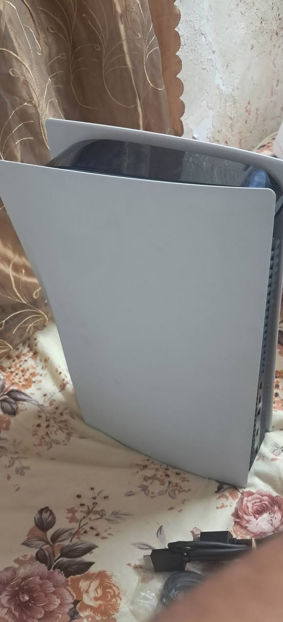 السلام عليكم بلي 5 فات ..نظيف جدا .لا مفتوح ولا مصلح ..استعمال جدا قليل ..بسب عدم التفرغ ..
بي نقص ..بس كيبل البور .ضايع ما عرف وين ..وممشتري. لان ممشغله صار فتره طويله ..
السعر ..٧٠٠ بي مجال بسيط .هذا رقمي 
***********
مكاني بغداد الكرخ شارع حيفا
