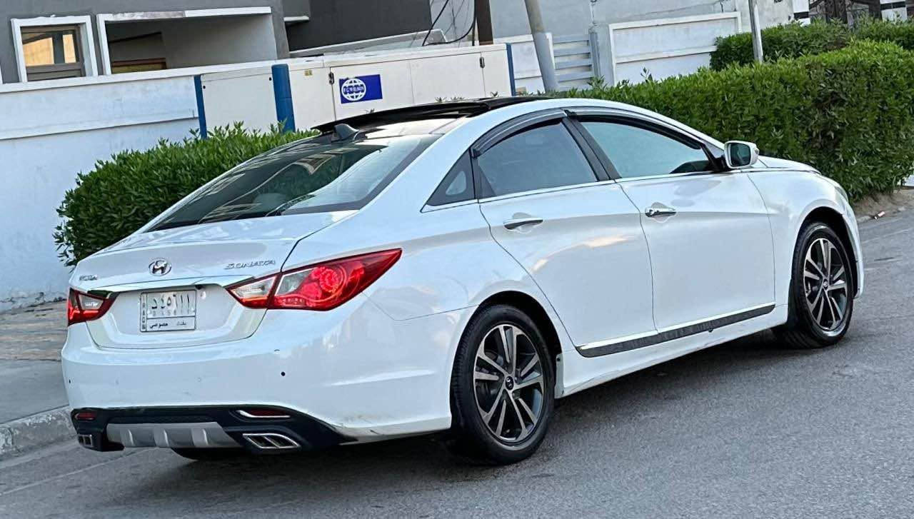 السلام عليكم 
سوناتا 2011 خليجي
فول مواصفات بصمة تشغيل بانوراما قطعتين تبريد مري شفط كشنات جلد وكهرباء تحكم ستيرن مكينة 2400  دوش بيها صبغ 5 قطع ابيع حزام شواصي ولغد مكفولة
مكان السيارة بغداد العامرية شارع المنظمة 
السعر 97 وبيها مجال بسيط
***********
*********** بغداد, العراق
