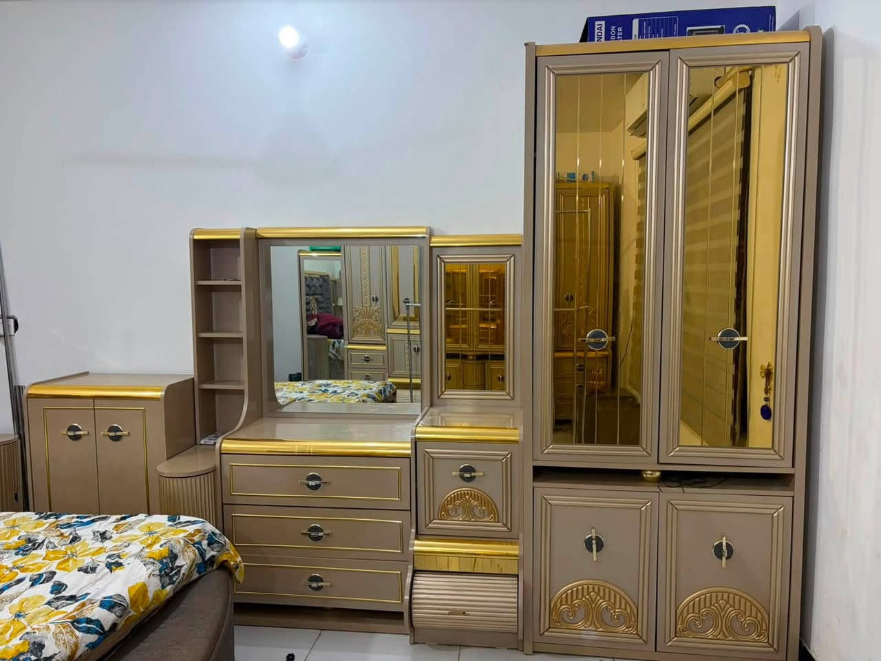 غرفة نوم ملكية نضيفة جداً اخذتها ب4 ملايين رايدها مليون وربع وبيها مجال للاستفسار ***********
