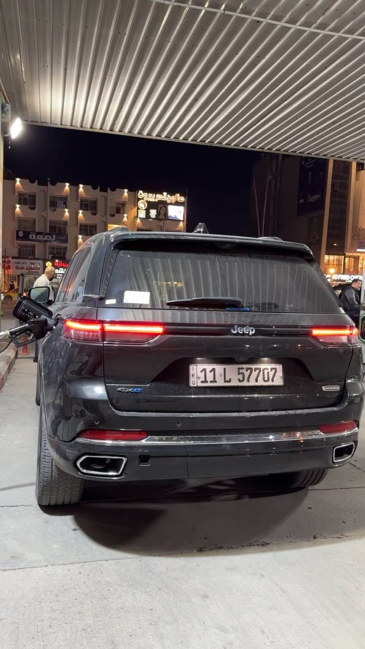 🚙 للبيع | Jeep Grand Cherokee overland -in Hybrid موديل 2024 🚙
فرصة مميزة لاقتناء واحدة من أفخم وأقوى سيارات الـSUV الهجينة.

✅ الموديل: 2024

✅ الفئة: 4xe overland (Plug-in Hybrid)

✅ اللون: أسودكحلي 

✅ التسجيل: بغداد

✅ الموقع: بغداد

✅ الملكية: السيارة باسمي شخصياً

✅ الحالة: حادث  فقط بنيد وجاملغ. بدون ايرباك 

✅السعر 32 .. 320 ورقة بيها مجال بسيط للجادين 

أبرز المواصفات:

🔹 محرك 2.0 لتر تيربو مع نظام Plug-in Hybrid بقوة إجمالية 375 حصان.

🔹 ناقل حركة أوتوماتيكي 8 سرعات.

🔹 نظام دفع رباعي Quadra-Trac II.

🔹 إمكانية القيادة الكهربائية لتوفير الوقود.

🔹 شاشة لمس 10.1 بوصة تدعم Apple CarPlay وAndroid Auto لاسلكياً.

🔹 شاشة عدادات رقمية.

🔹 مقاعد جلد كهربائية مع تدفئة للمقاعد الأمامية.

🔹 مقود مدفأ متعدد الوظائف.

🔹 تشغيل بصمة (Keyless Entry & Push Start).

🔹 كاميرات 360 مع حساسات أوخلفيةوامامية 

🔹 مثبت سرعة ذكي مع أنظمة أمان متقدمة.

🔹 نظام المحافظة على المسار، والتحذير من الاصطدام، ومراقبة النقطة العمياء.

🔹 مكيف أوتوماتيكي ثنائي المناطق.

🔹 مصابيح LED أمامية وخلفية.

🔹 جنوط ألمنيوم قياس 20 إنش.

كشنات مساج مع تدفئة وتبريد 

مع كامرة الروية الليلية 

🚗 سيارة تجمع بين الفخامة، الأداء القوي، والاقتصاد في استهلاك الوقود، ومناسبة للاستخدام اليومي والسفر.

📍 الموقع: بغداد الكرادة 

📞 للاستفسار والتواصل:***********

للجادين فقط. السيارة جديدة بمعنى الكلمة وماشية كلش قليل 

بدون يرباك 

بيها جكات تصعد وتنزل
